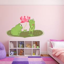 Crapaud et grenouille posés sur un nénuphar