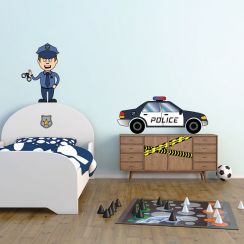 Policier et sa voiture