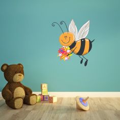 Abeille portant un bouquet de fleurs