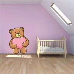 Petit ourson qui tient un coeur dans les mains