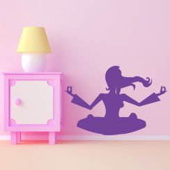 Femme pratiquant le yoga